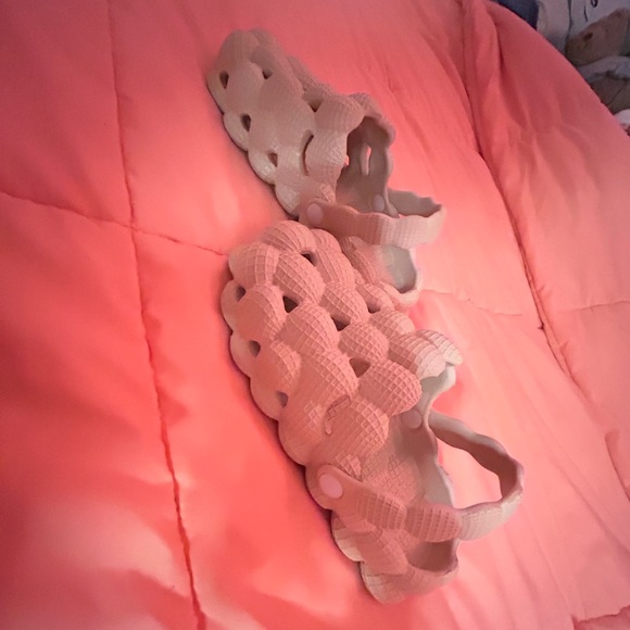 Girls Hollow Out Bubble Vented Clogs - Picture 3 of 6